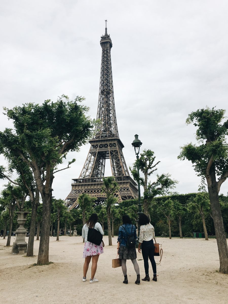 three women watching the eiffel tower