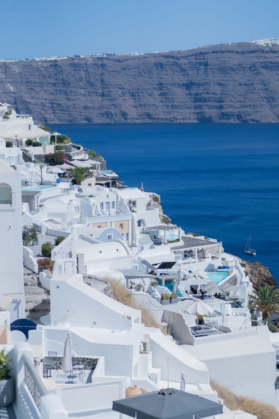 the white buildings of santorini greece — Developers · Colombia: Golden hour, fully online — photo backups upload before dinner.