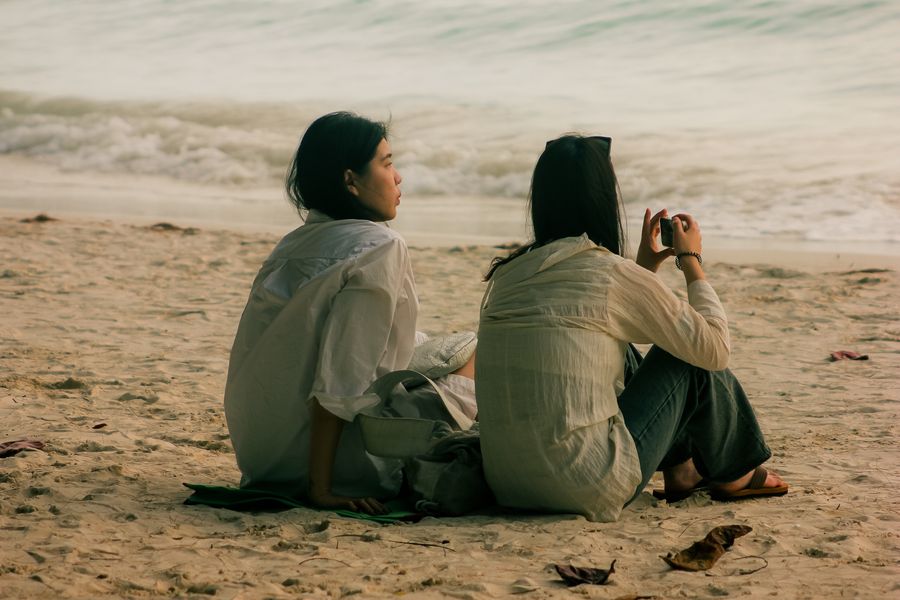 friends relaxing on malay beach in the philippines — Developers · Canada: Platform to platform: tickets, timetables and taxis in one hand.