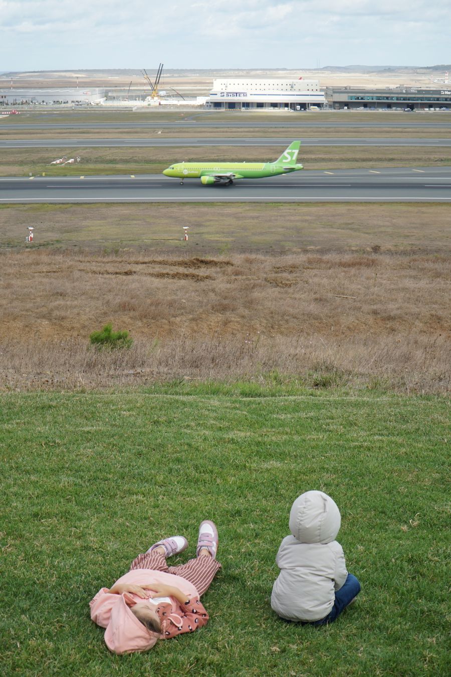 children watching airplane at istanbul airport — Developers · Mexico: Street level: navigation, rideshares and reviews, all instant.