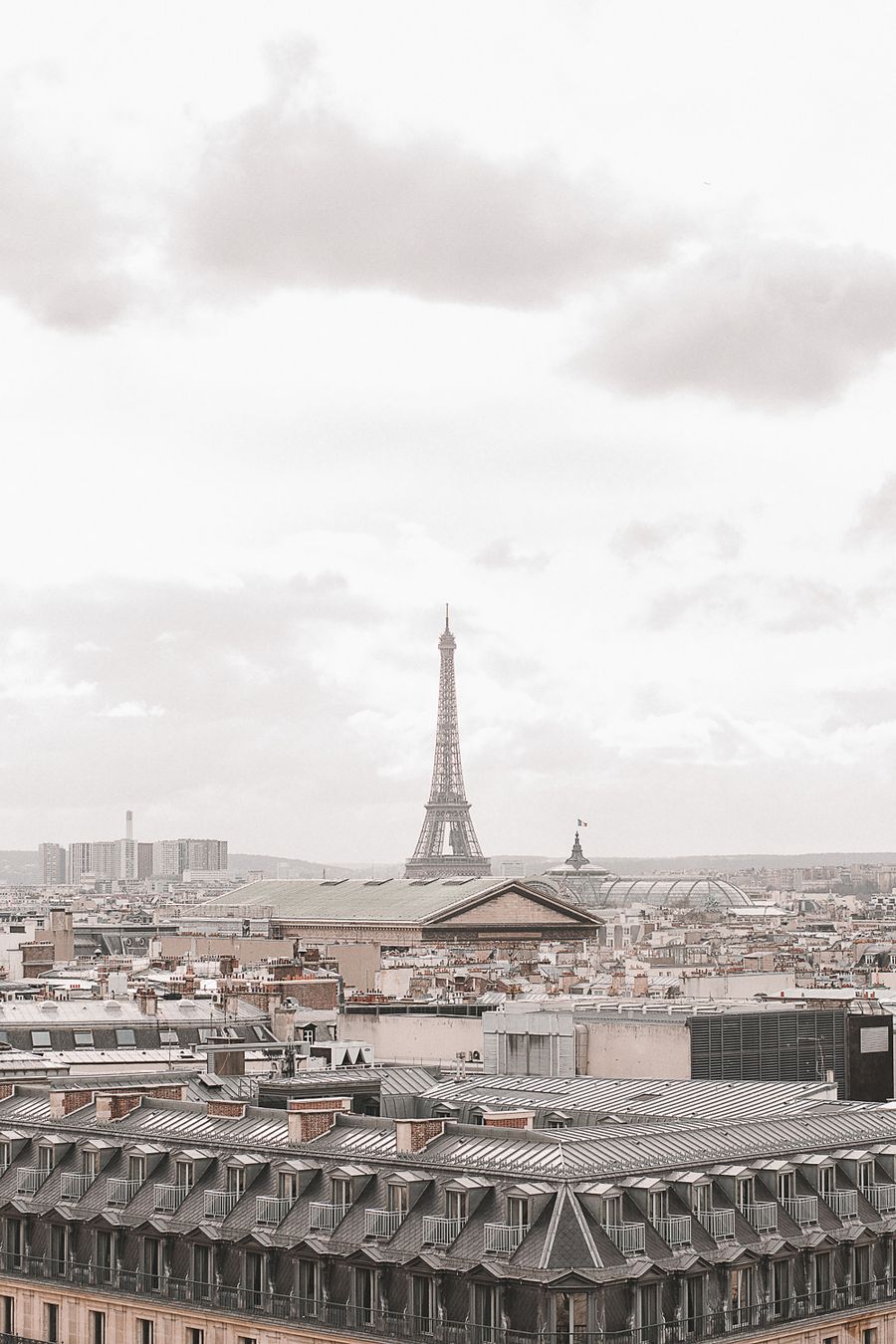 eiffel tower in paris skyline