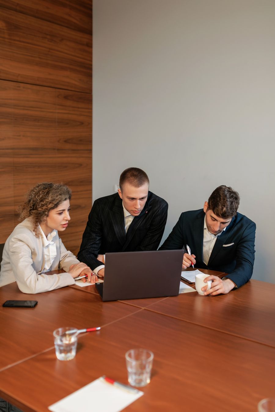 colleagues looking at a computer during a meeting — Developers · Cuba: Street-food stalls and mobile pay: dinner ordered without a word of the language.